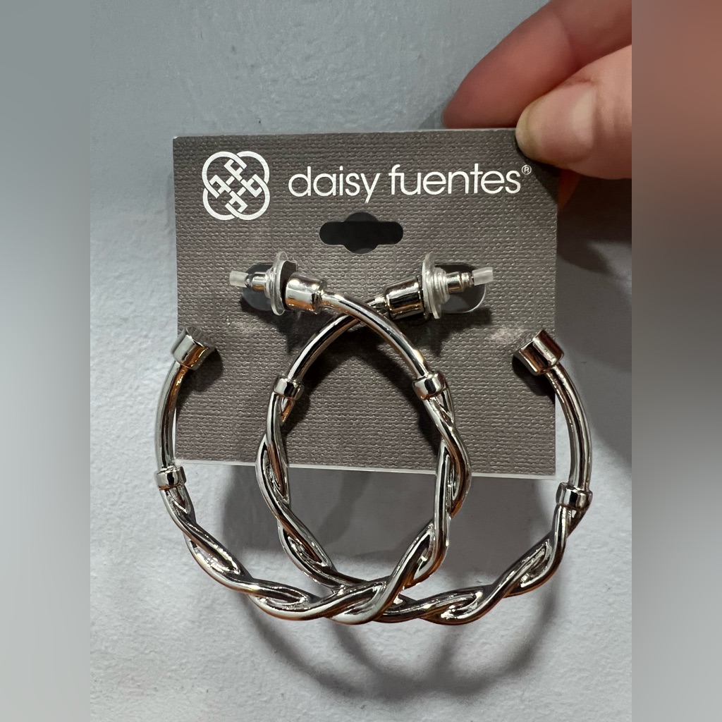 Daisy Fuentes New Silver Tone Twist Hoop Medium Weight Earrings Brand New 20$